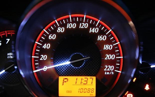 因为每一种汽车的配置都不一样,但是大体来说,汽车仪表盘的车速,比起