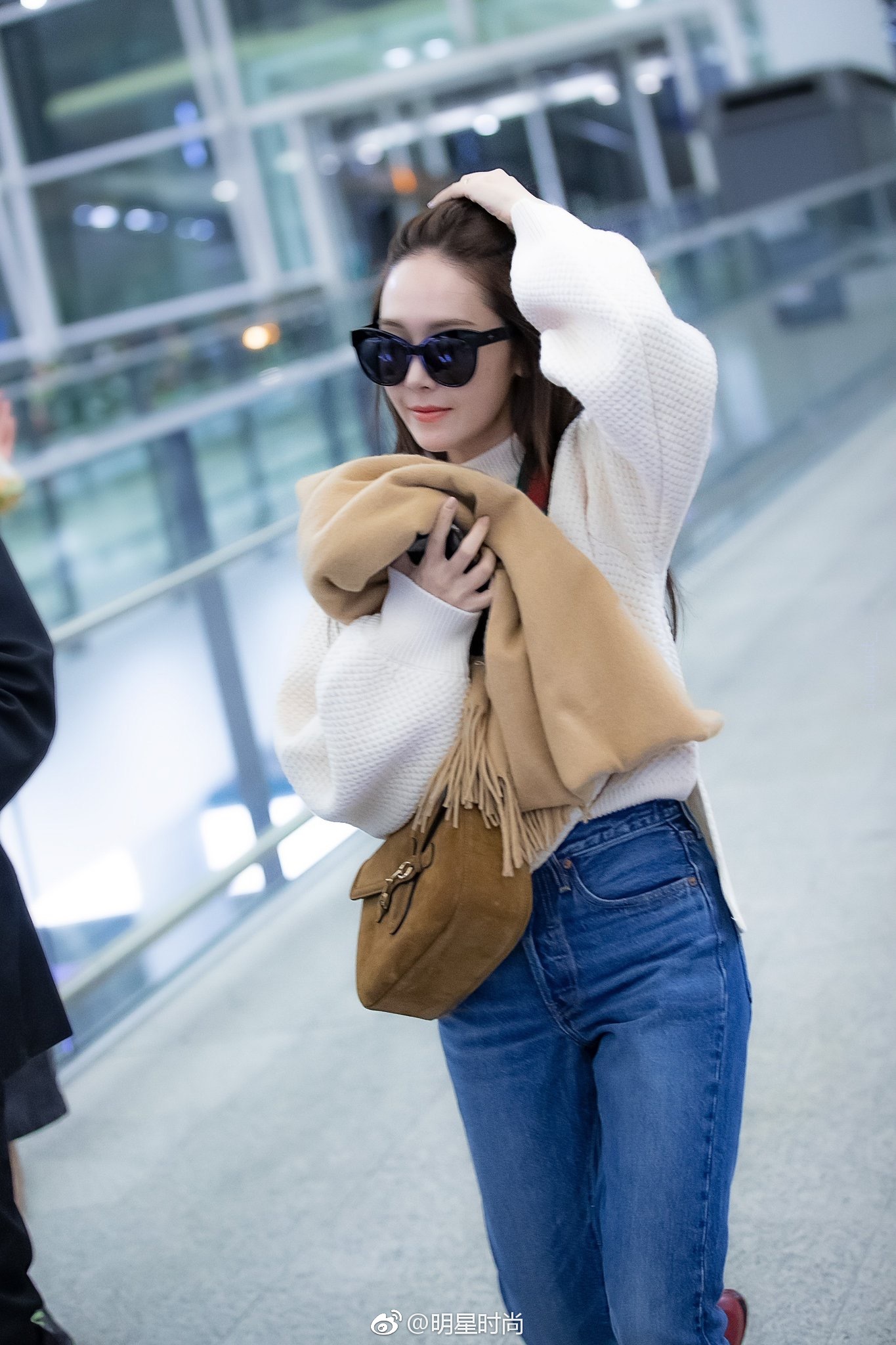 12月6日,郑秀妍现身香港机场,她身着白色毛衣搭配蓝色牛仔裤