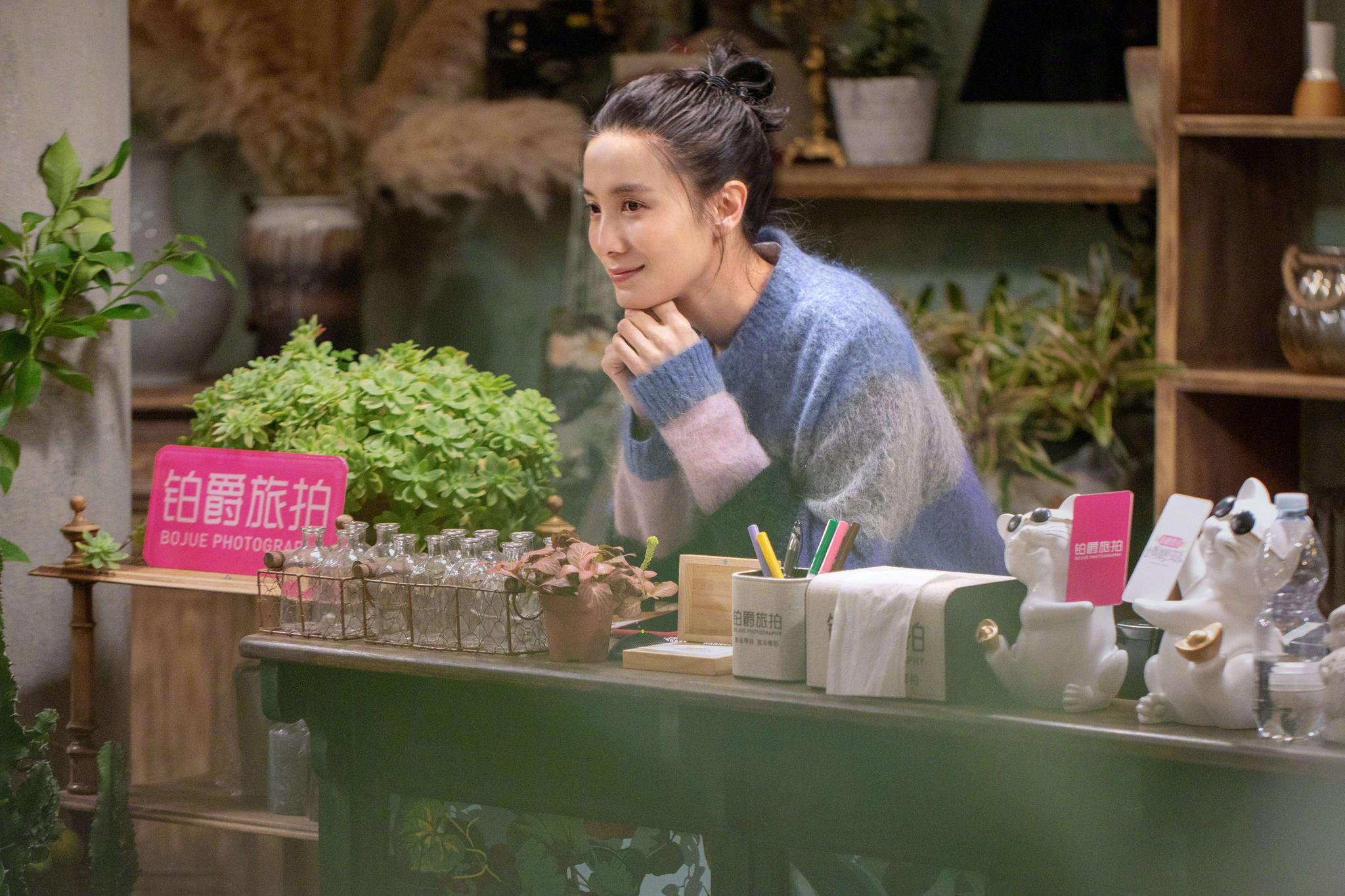 录制综艺小姐姐的花店的宋佳身穿acnestuidos多色毛衫