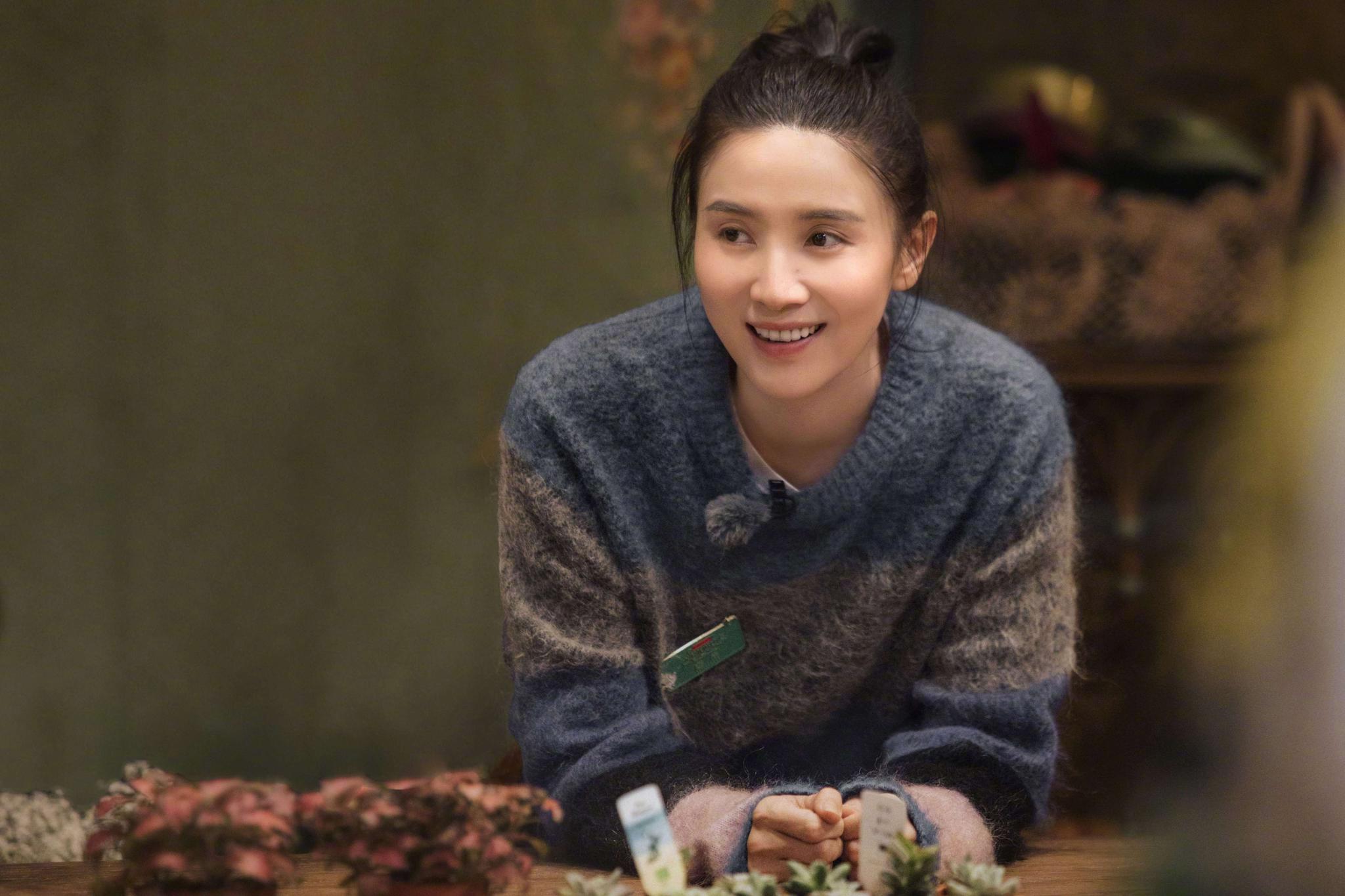 录制综艺小姐姐的花店的宋佳身穿acnestuidos多色毛衫