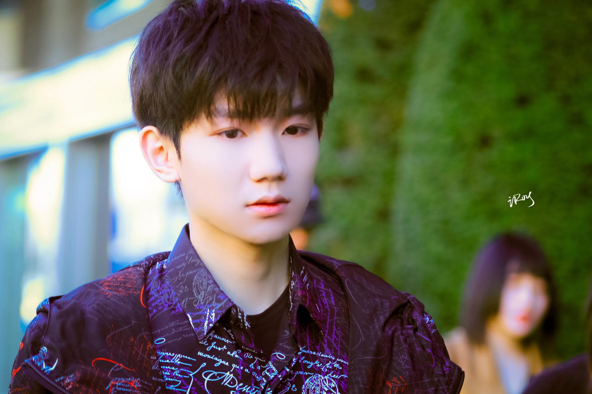 王源柏林电影节 今日上班最新look～上一秒是高贵华丽 人气超高的新