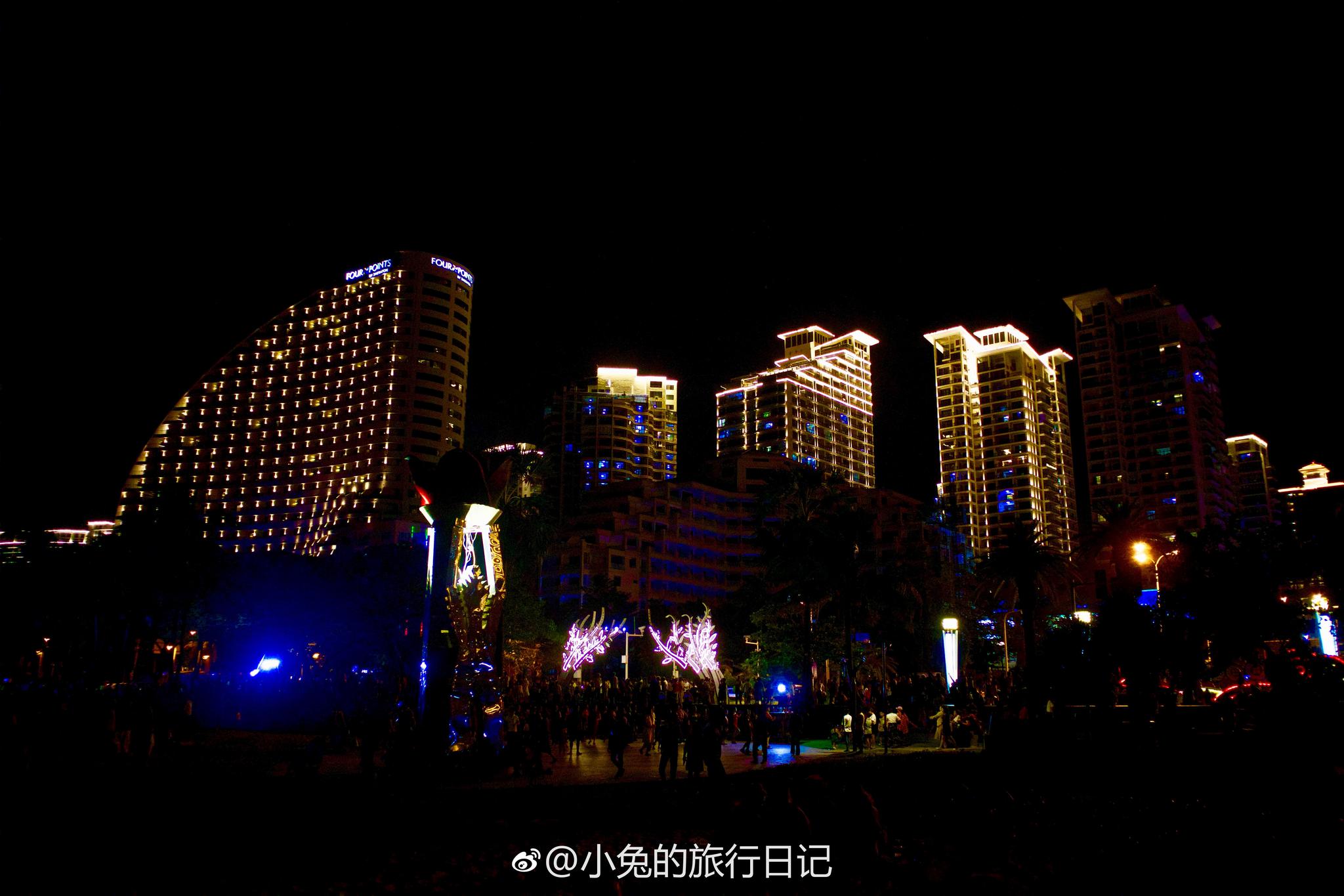 三亚海月广场,在沙滩上可以看到凤凰岛夜景