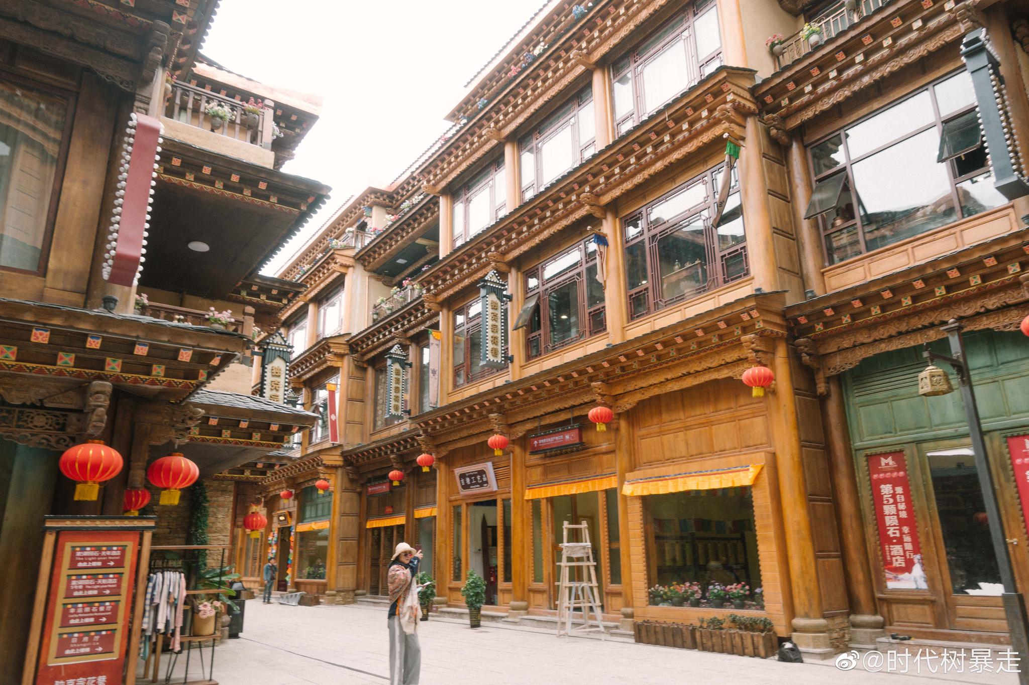 来到香格里拉独克宗花巷,在这里不仅可以感受非遗文化