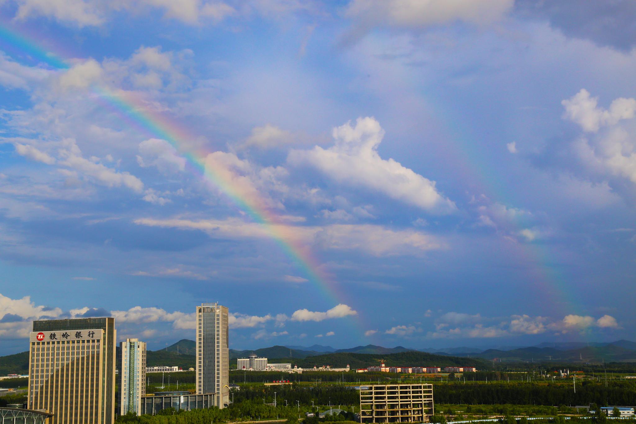 经历风雨又见彩虹今晚17时辽宁铁岭出现了难得一见的双虹