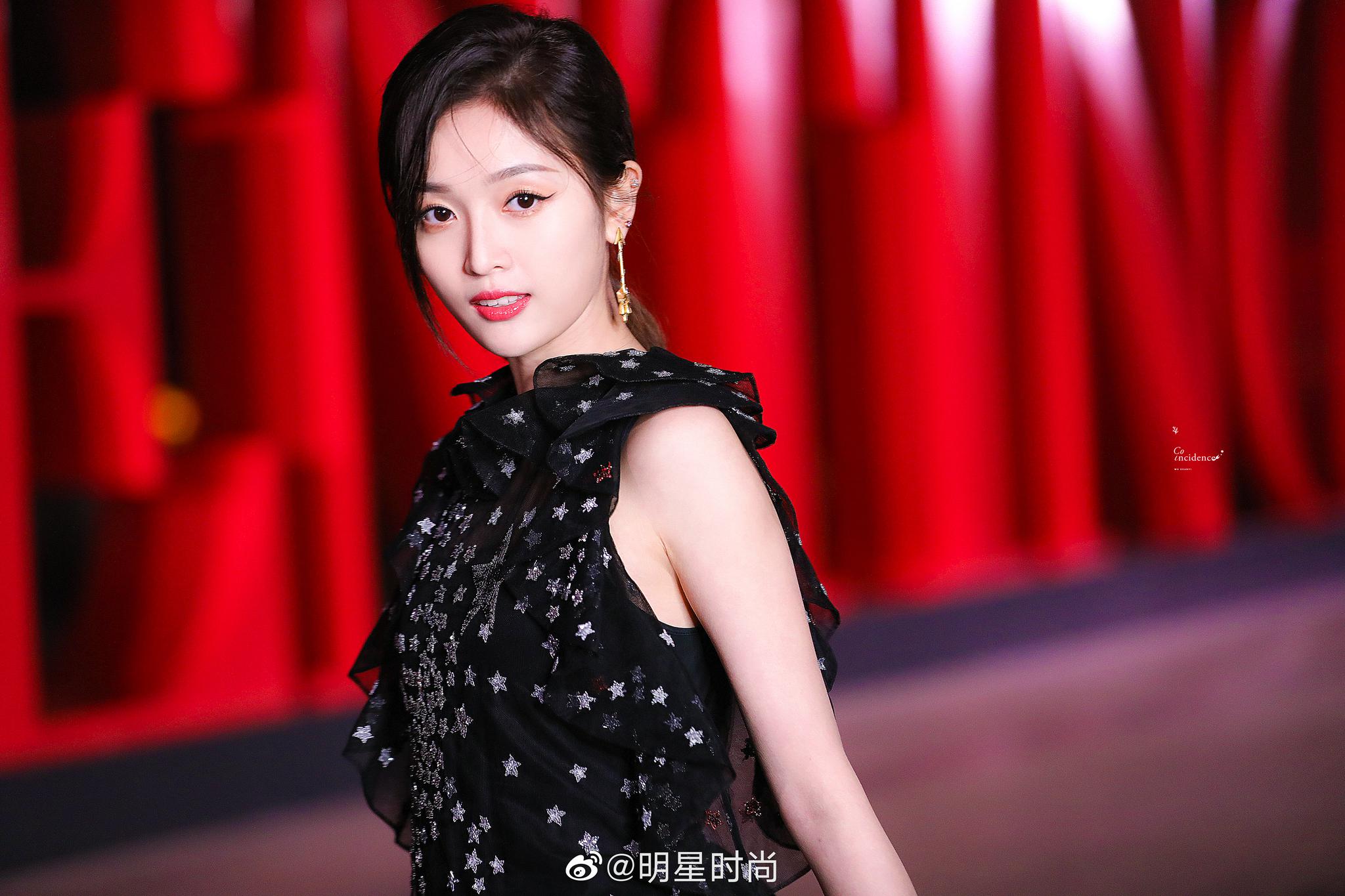 吴宣仪一袭黑色星星纱裙亮相红毯,优雅大气中还带着一点甜美