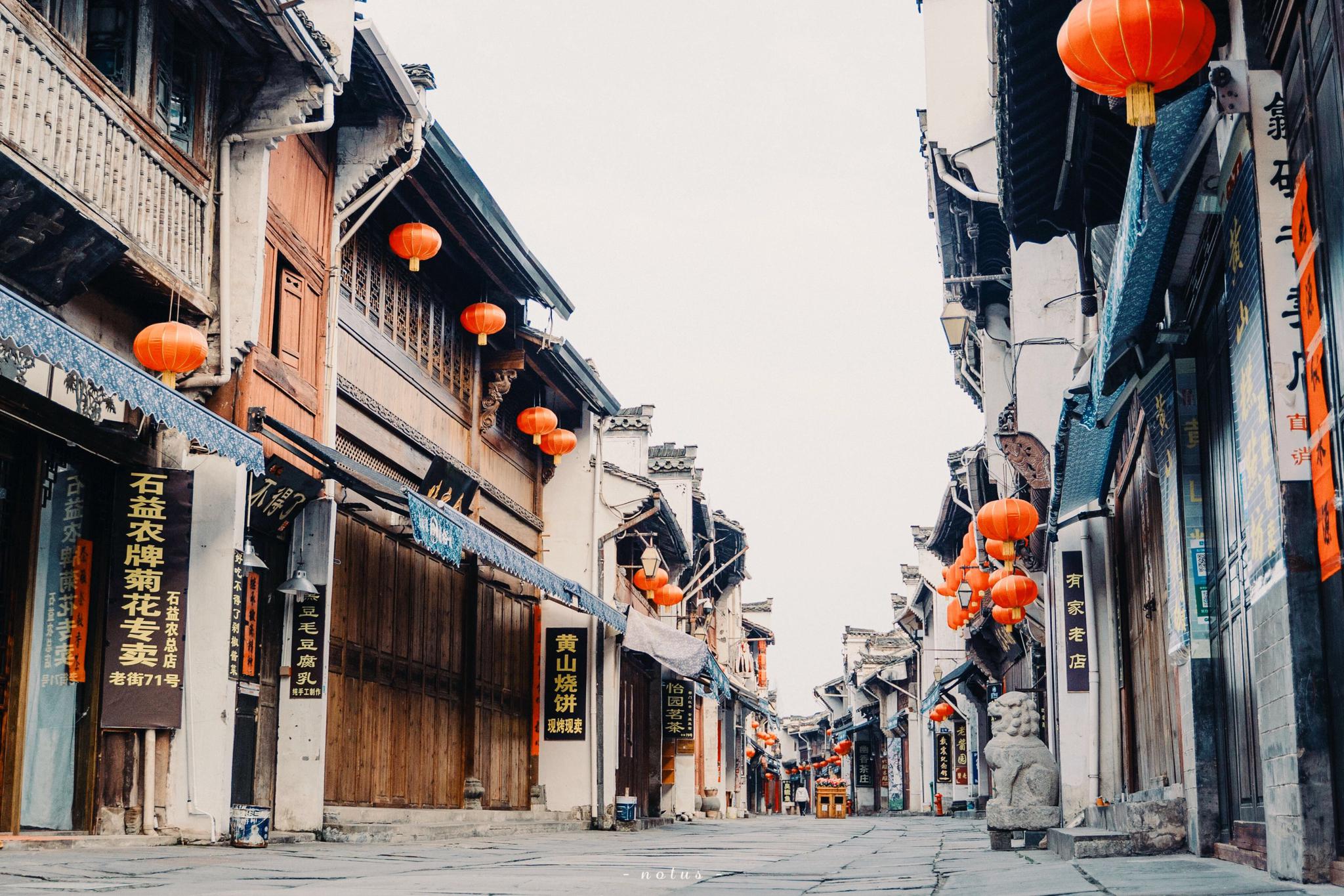 空荡的屯溪老街.