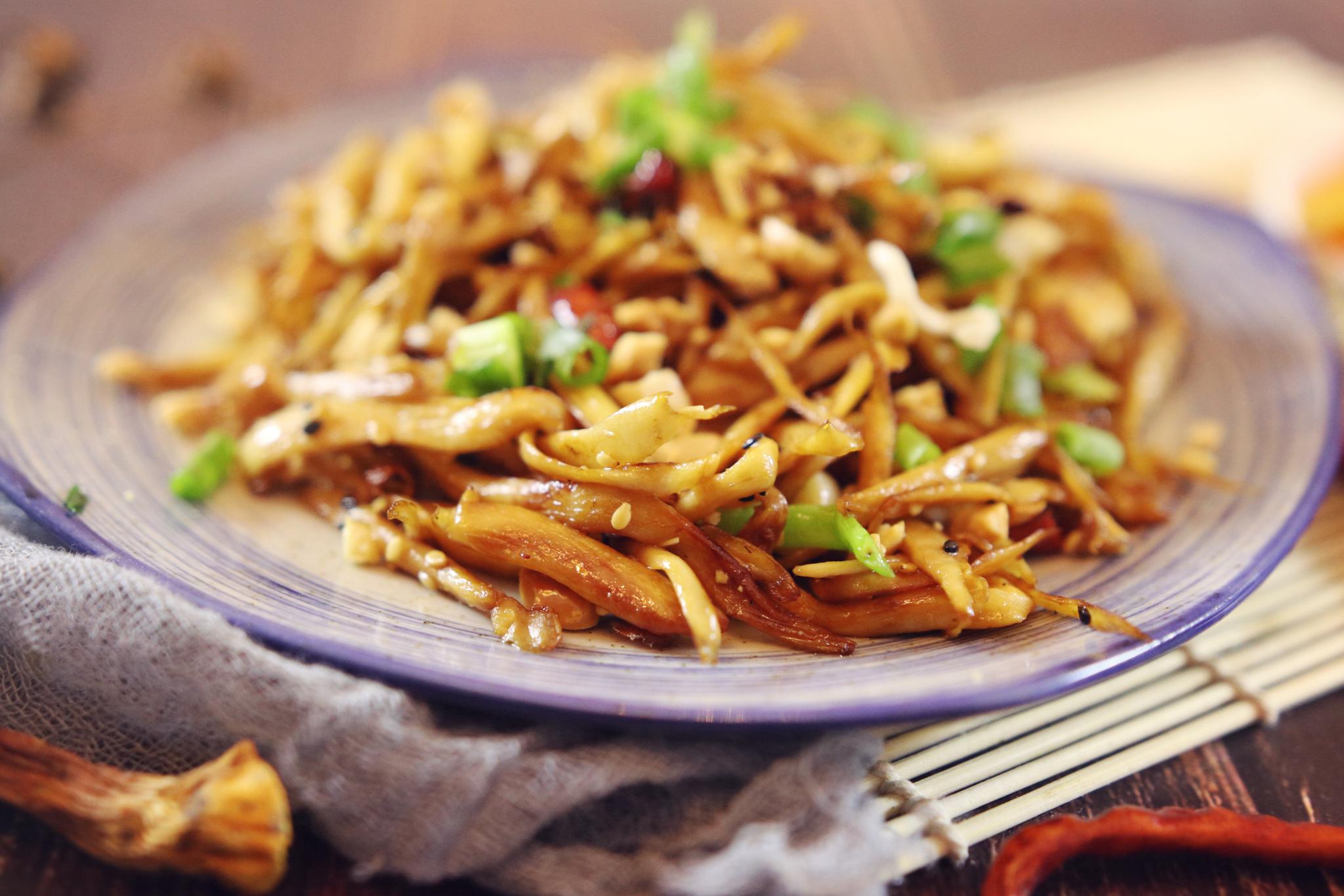 尝尝这道干煸杏鲍菇,香辣干脆好美味