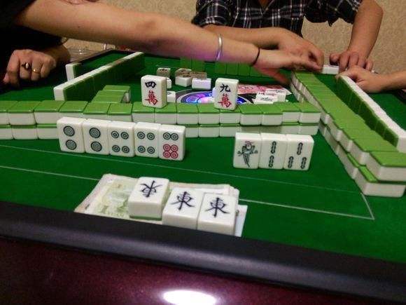 男子去朋友家打麻将不回家,老婆找上门发现他只穿内裤