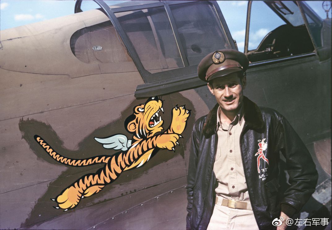 飞虎队(avg)的军服融合了中美两国军队的元素,美国飞行员穿美式常服