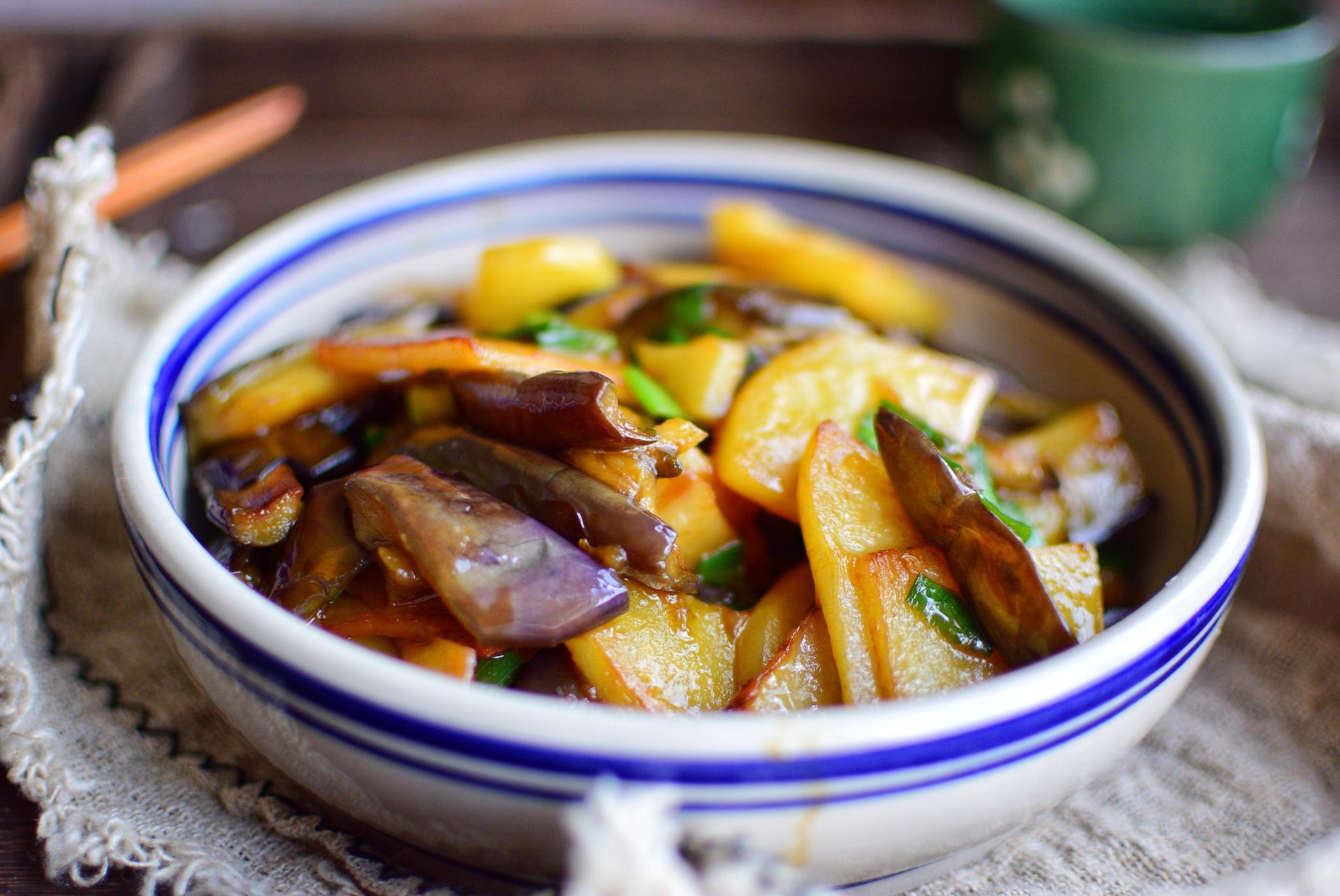 土豆茄子这么做比地三鲜还好吃不油炸不用炖保证看一遍就会