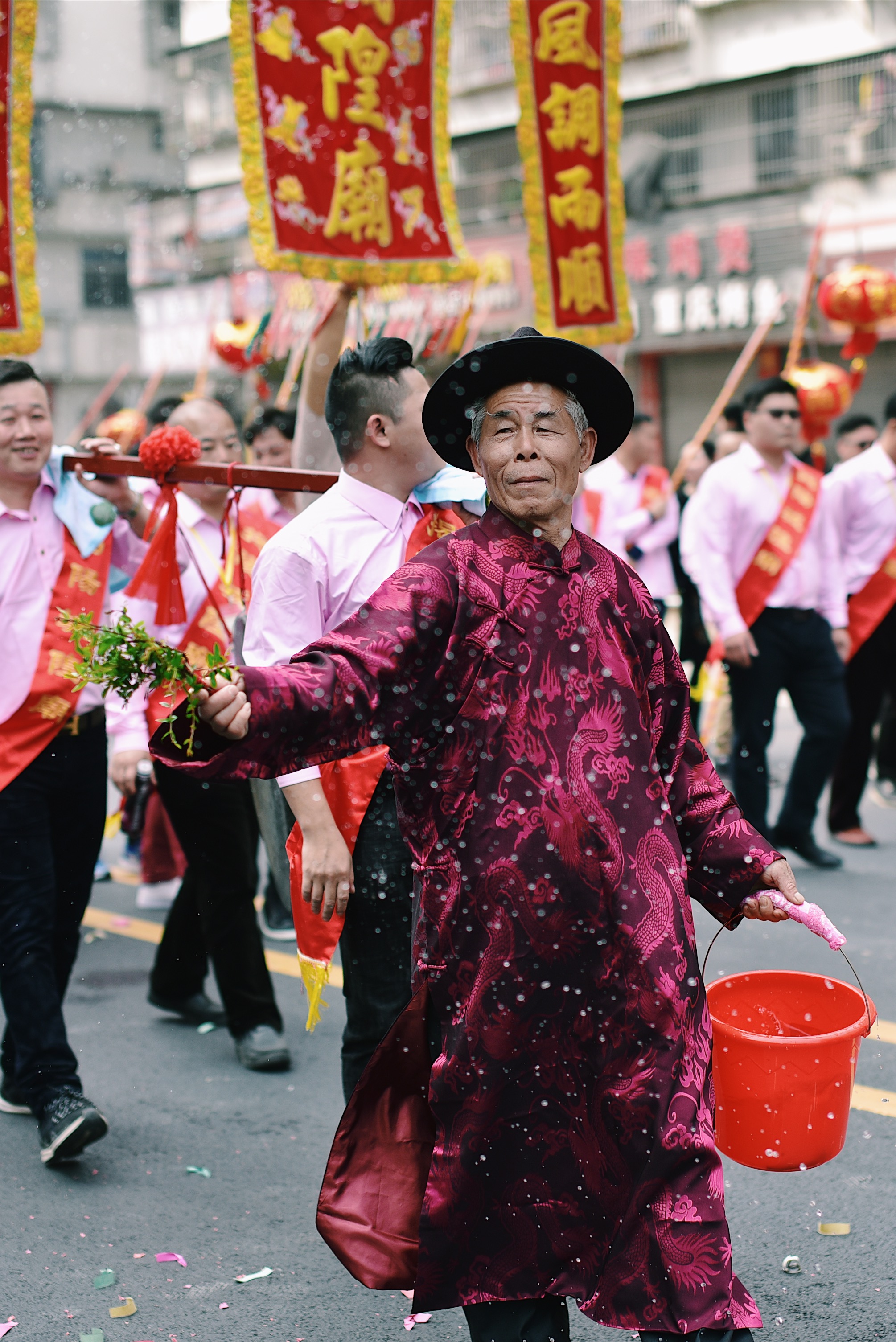 己亥年正月廿三城隍伯府大人出巡榕城醒狮,舞龙,英歌舞,标旗和花