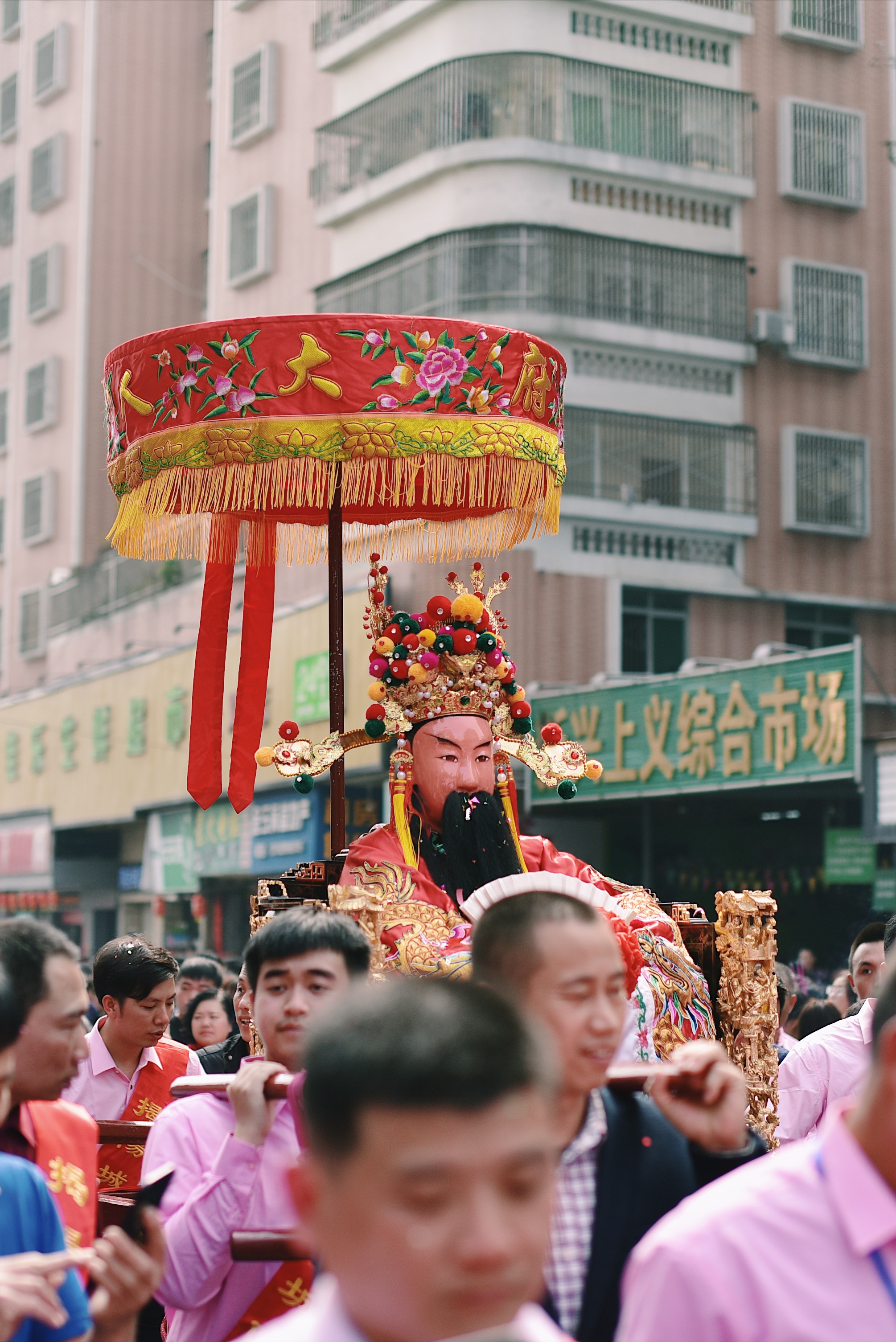 己亥年正月廿三城隍伯府大人出巡榕城醒狮,舞龙,英歌舞,标旗和花