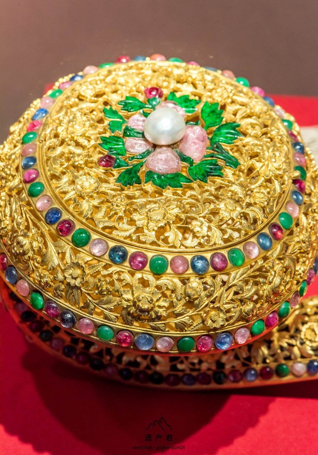 故宫博物院藏清代金錾花卉纹嵌珠宝如意式香薰