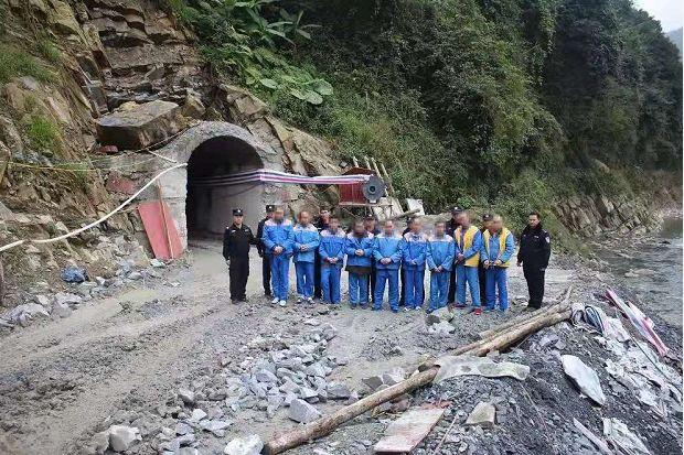 百色隆林警方破获一起村霸敲诈勒索案,逮捕12人!