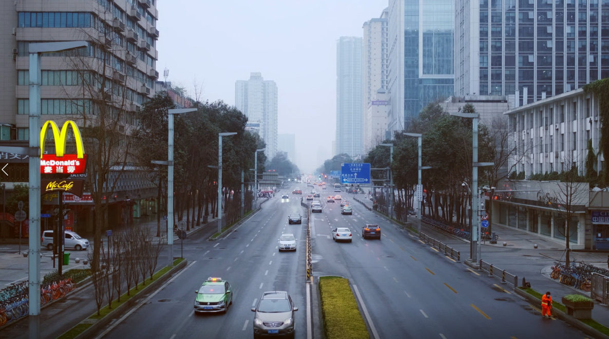 要办事再次路过 成都 总府路感觉车流越来越多了拿起随身携带的相机