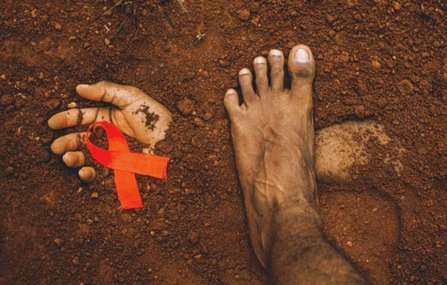 数据显示,2017年报告感染者中异性传播为69.6%,男性同性传播为25.5%.