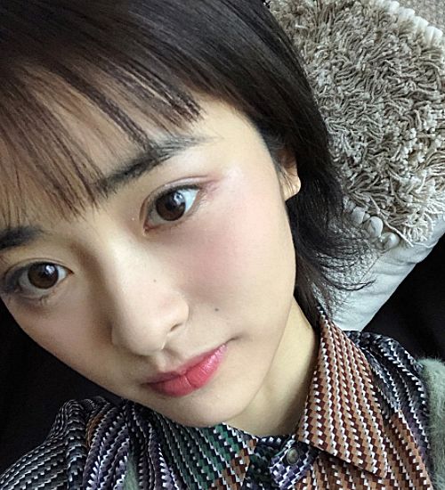 沈月冲镜头做鬼脸自拍看到她用力按压后的鼻子我好像懂了啥