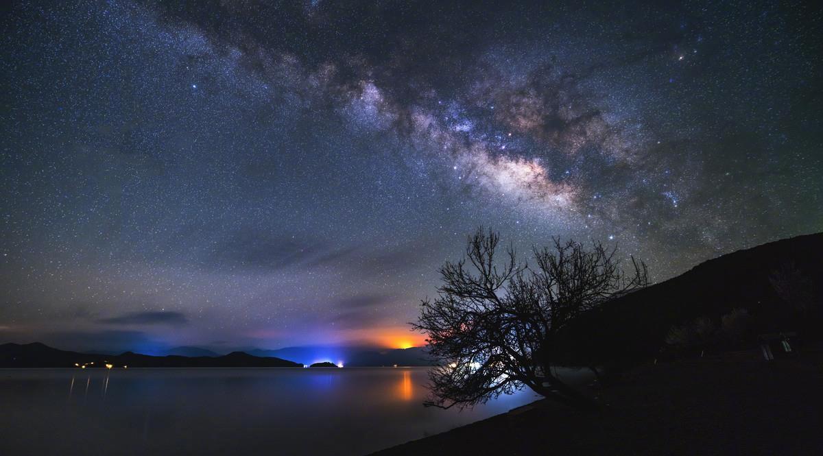 星斗稀钟鼓歇帘外晓莺残月