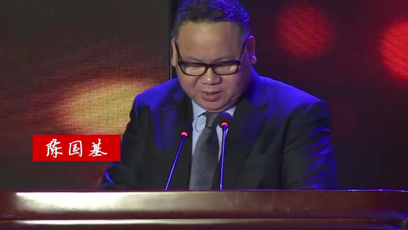 新加坡男子歧视华人女服务员狂吠︰不懂英语回