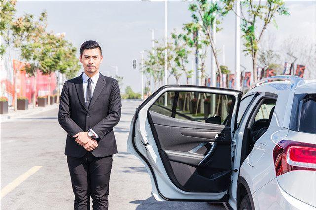 女富豪为自家劳斯莱斯聘请男司机,要求只有4点却无人应聘