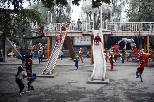 成都生活1990年,公园里玩滑梯的孩子们|华阳|东城区|滑梯_新浪新闻
