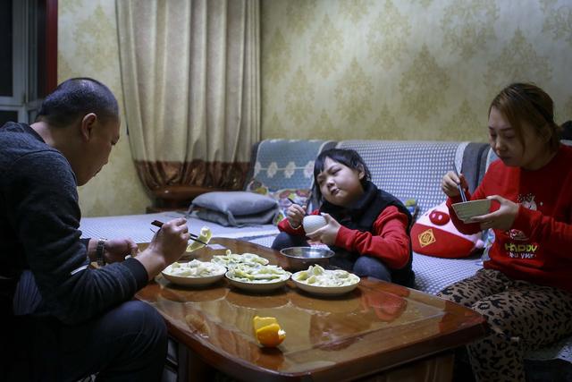 东北一家三口留守"白血病村"过春节,妈妈:孩子能活着比啥都好