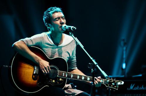 他是中国最穷歌星之一, 也是周迅的前男友, 特立独行坚持本心