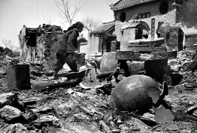 老照片再现台儿庄战役激烈场景巷战中是中国军人不畏牺牲的身影