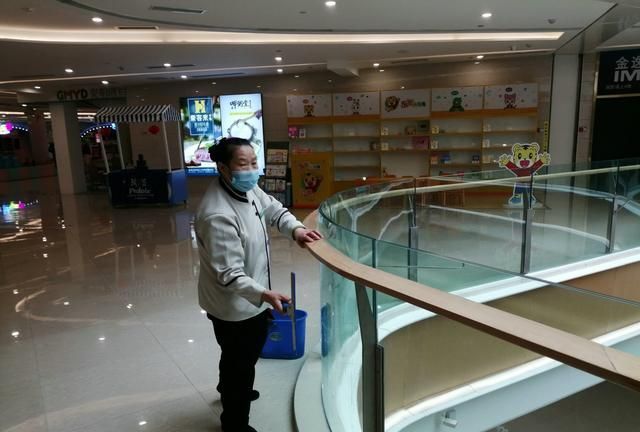 实拍重庆回兴购物中心：2楼以上基本全部关闭，仅剩个别行人