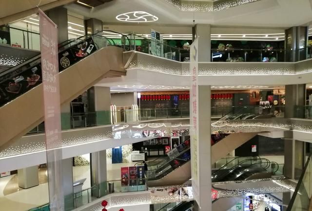实拍重庆回兴购物中心:2楼以上基本全部关闭,仅剩个别行人