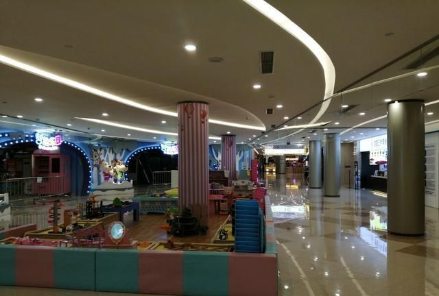 实拍重庆回兴购物中心：2楼以上基本全部关闭，仅剩个别行人