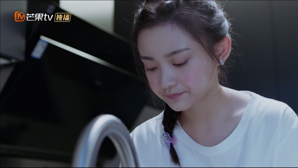 喝多酒的女孩子最让人有保护欲屠芷莹在新剧里的少女感腮红