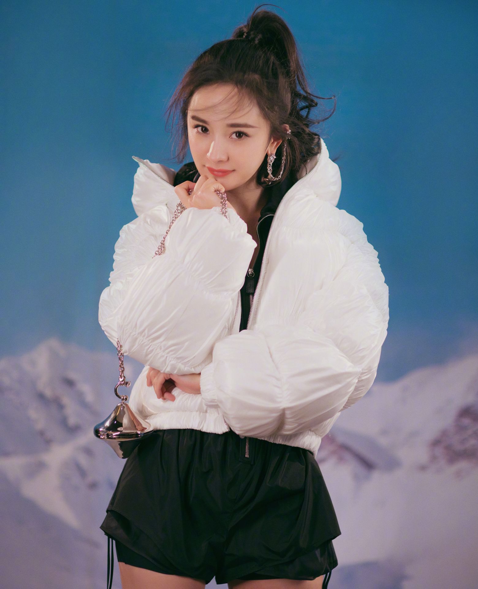 杨幂穿搭很有眼力见,肤白貌美显气质