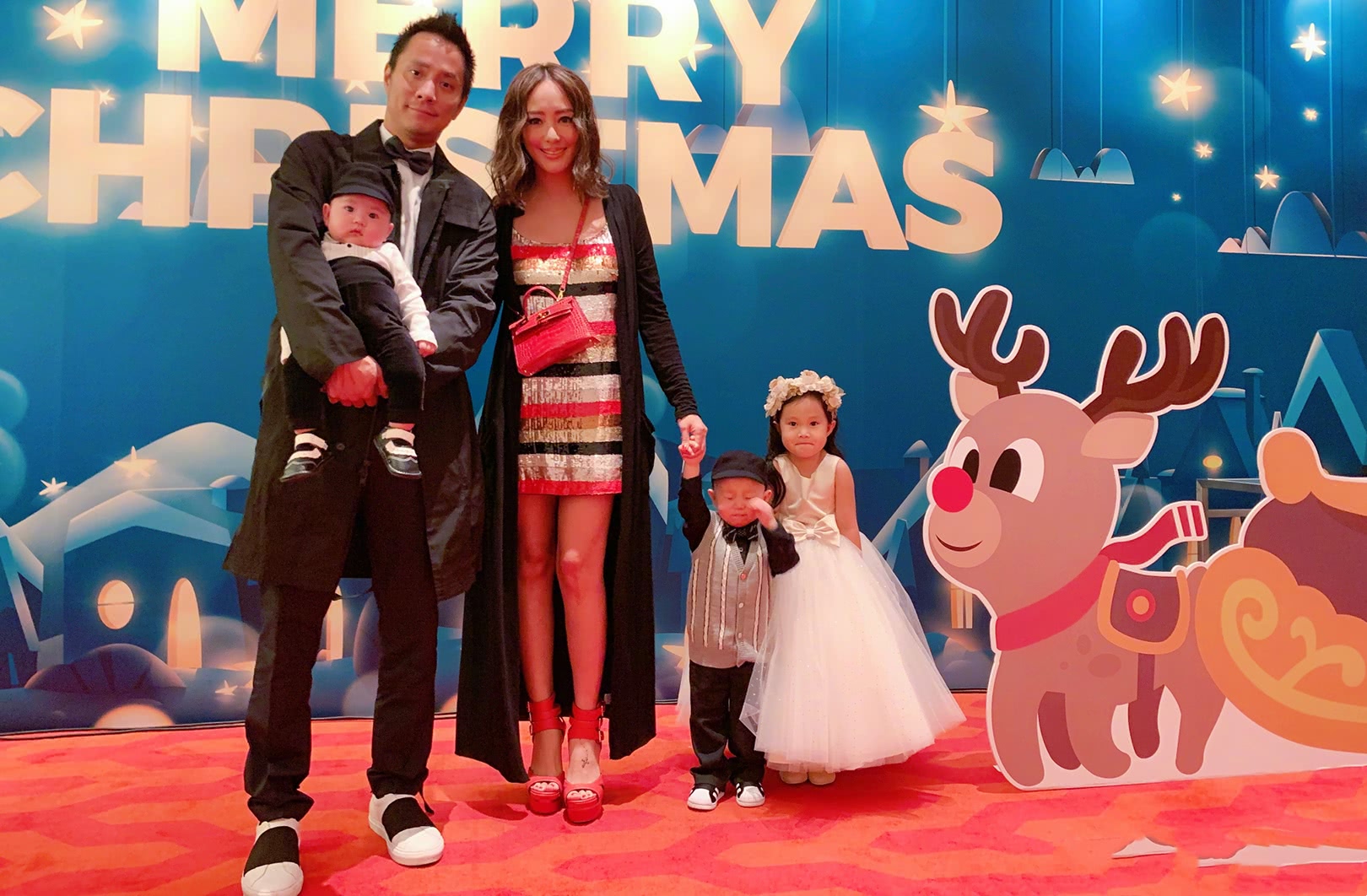 关颖圣诞节晒祖孙三代同框照富豪爸妈好有气质三个孩子超可爱