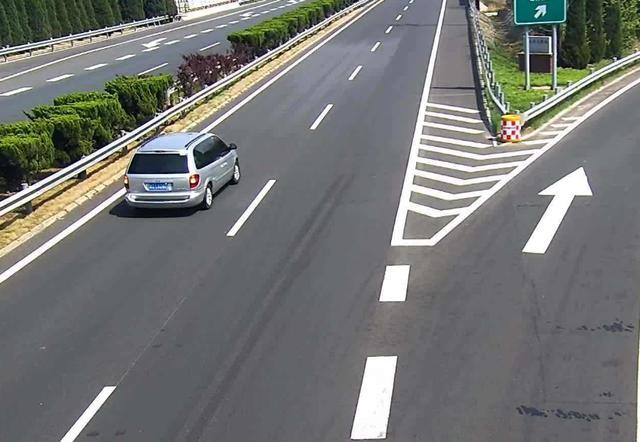大家都知道,高速上的道路划分是分快车道跟慢车道的,而之所以这么区分