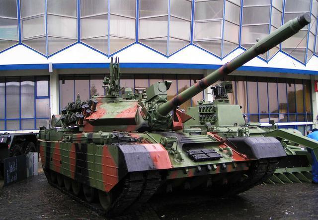 1 / 6 罗马尼亚的tr-85m1式主战坦克,由五对负重轮改进而来,变成了六