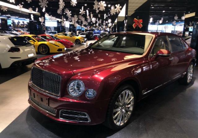 老板打算花500万买辆商务车,当他看到这辆红色宾利慕尚时心动了