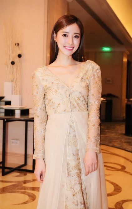 惊艳动人的主持"司雯嘉"穿衣搭配起更加靓丽