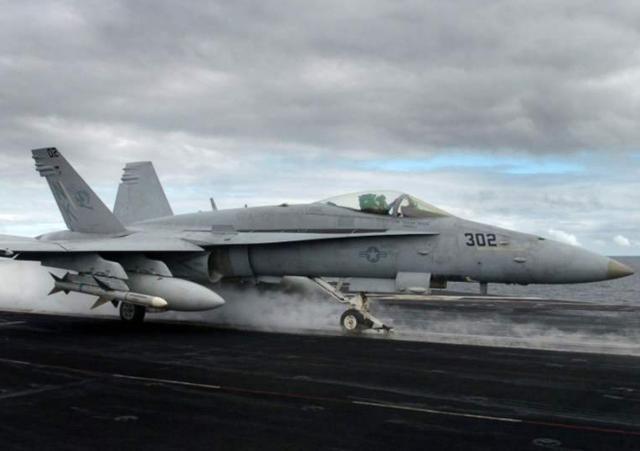 美军航母主力舰载机f18大黄蜂替代f14雄猫战斗机产量超千架