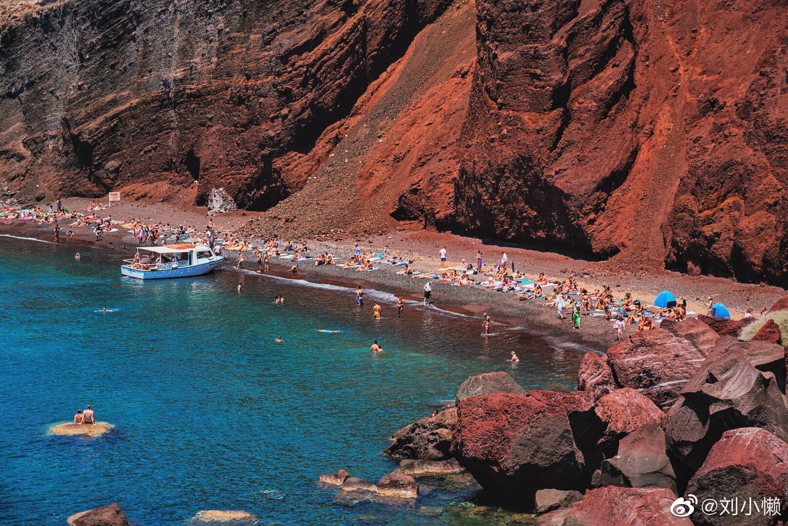 蓝白童话之外,黑沙滩与红沙滩才是见证圣托里尼由火山造就的证据.