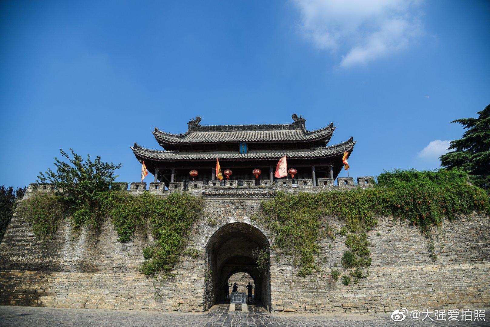 安徽淮南寿县古城墙,穿过城门的石板路已经深深的刻上了岁月的痕迹