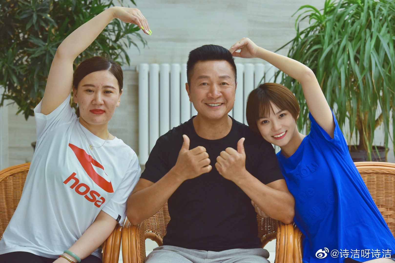 王欣的新发型携王欣的爸爸妈妈王欣的邓嘉和大家见面啦~电影《网|王欣|邓嘉|开机|爸爸妈妈|发型_新浪新闻