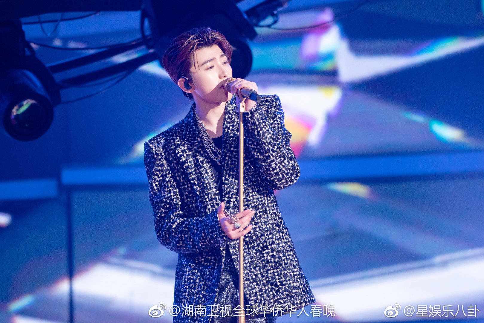 蔡徐坤湖南卫视华人春晚现场图放送:新生代唱作俱佳音乐人