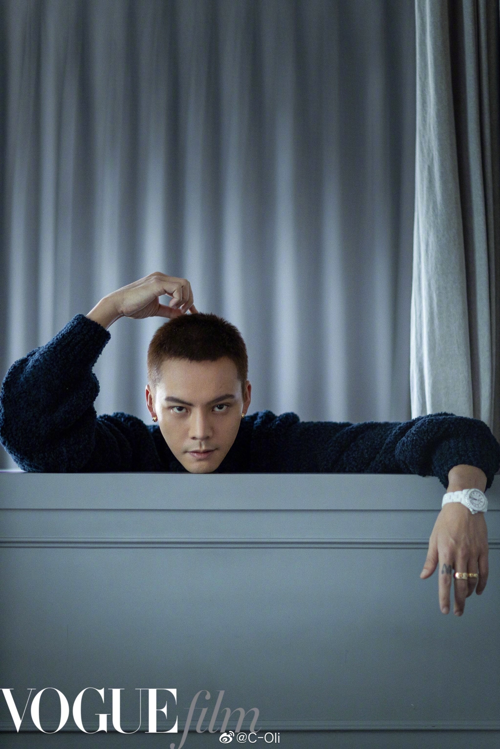 香奈儿腕表大使@william威廉陈伟霆 身着chanel秋冬系列套头衫佩戴 j