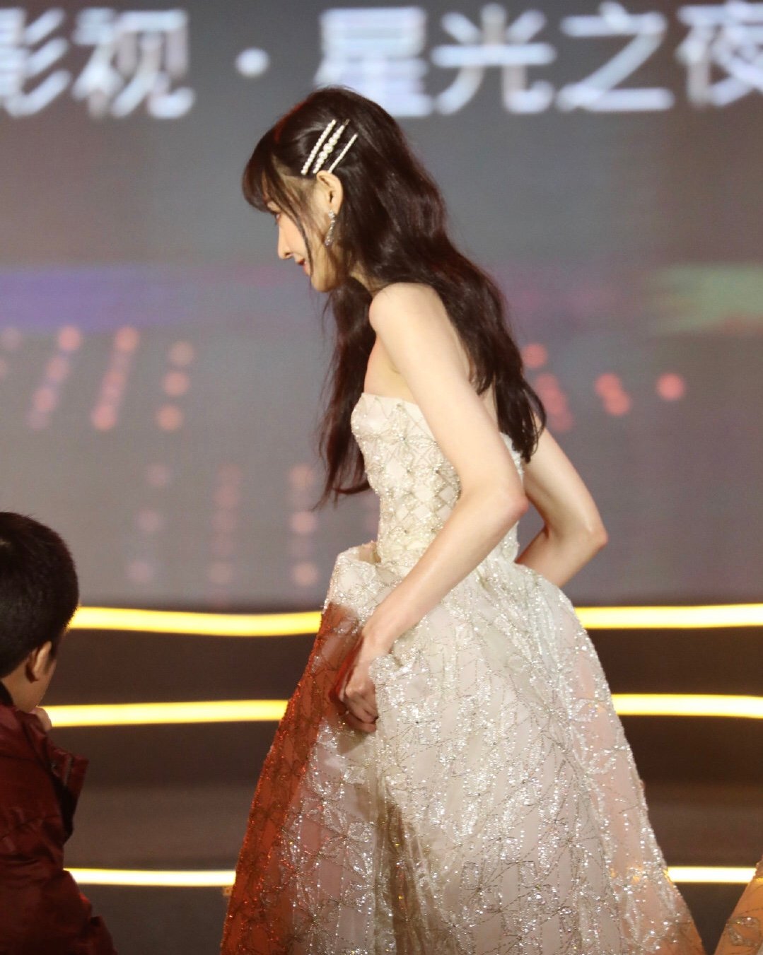 郑爽白色缕空裙,传分手后首次亮相影视盛典,灵动清纯美到心醉.