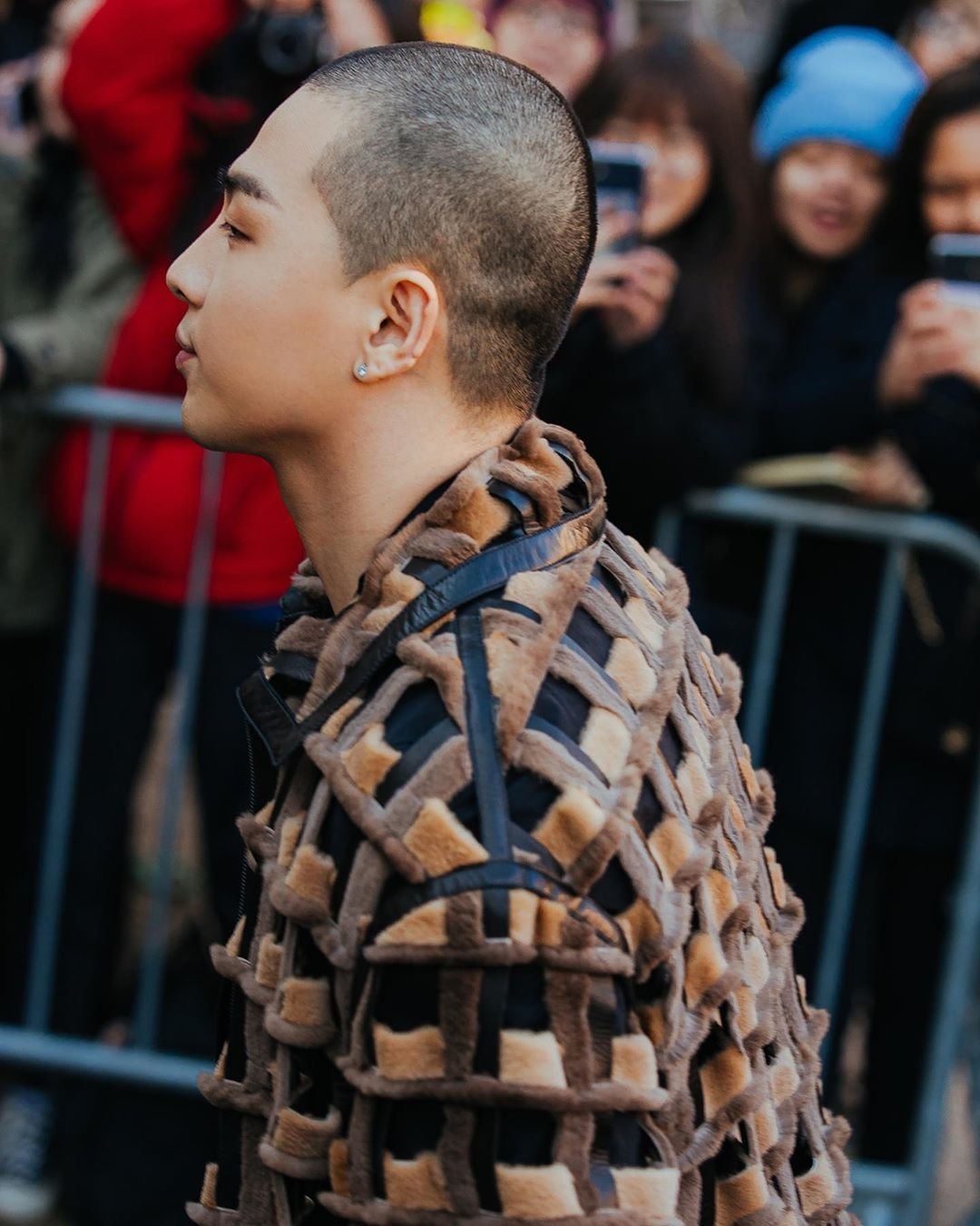 taeyang 出席fendi米兰2020fw时装周,依旧是利落的短发_高清图集_新浪