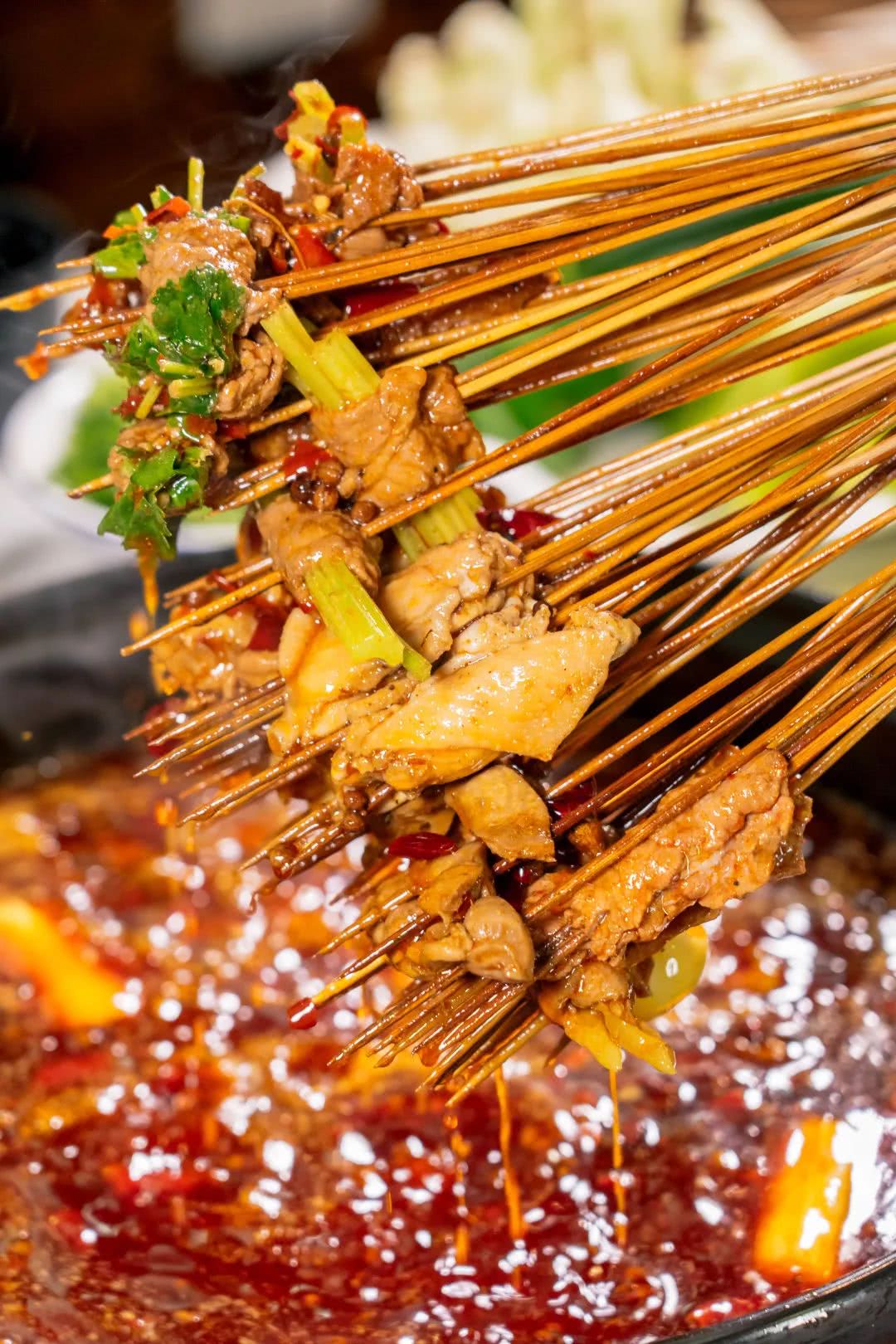 岗顶"钢管厂"30年老牌串串,连各路明星都是熟客.