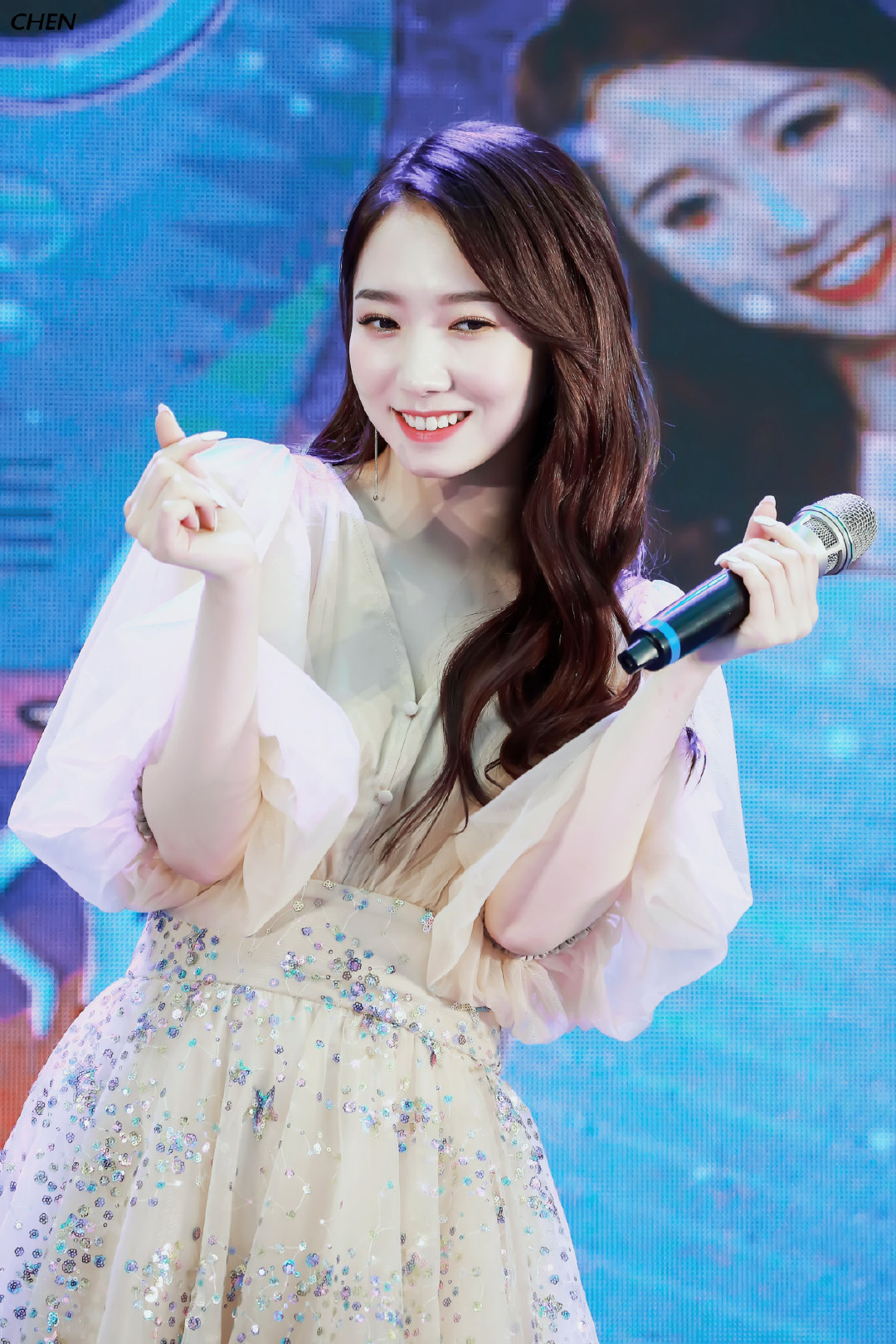 一身仙女裙又美又仙岐岐的比心你收到了吗火箭少女101孟美岐