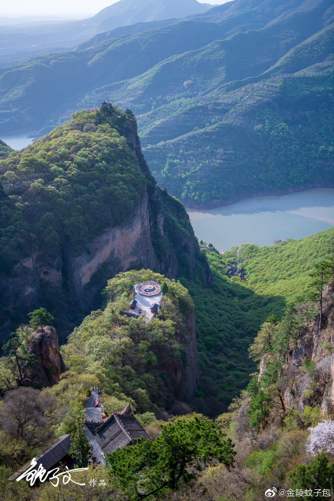 崆峒山位于甘肃省平凉市城西12公里处,东瞰西安,西接兰州