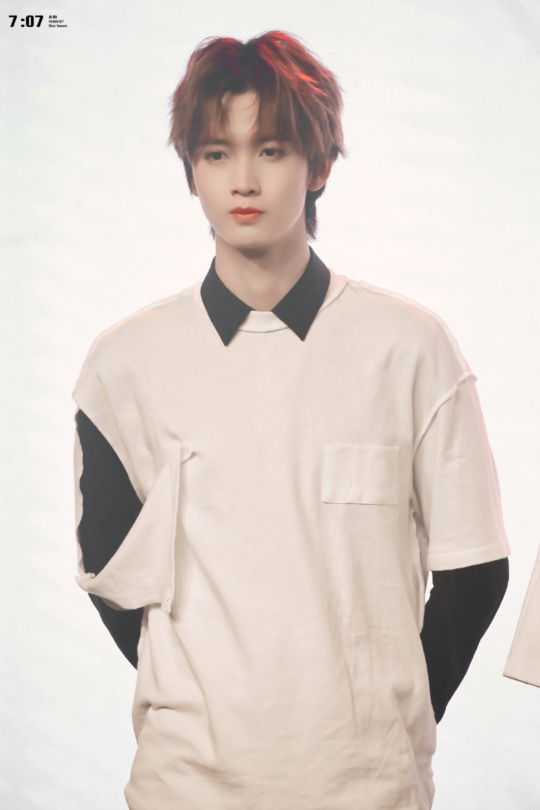 陈宥维活动饭拍白色个性修剪t恤内搭黑色衬衣今日份清新帅气的宥维